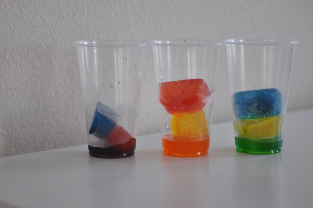 Опыт цветной. Цветной лед. Ледяные цветные стаканчики. Разноцветные льдинки. Опыт цветной лед.